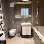 Iman With Privat Garage Parking Free, 5 Minute Walk To The Center דירה קושיצה