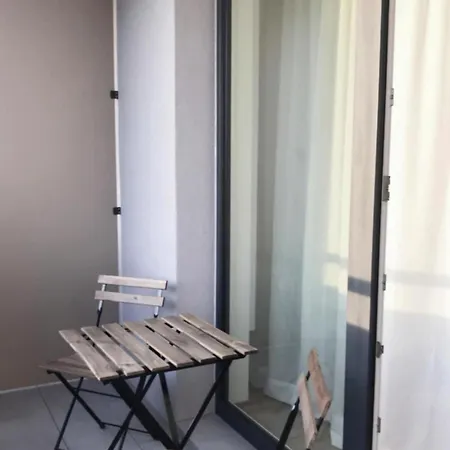 Iman With Privat Garage Parking Free, 5 Minute Walk To The Center شقة