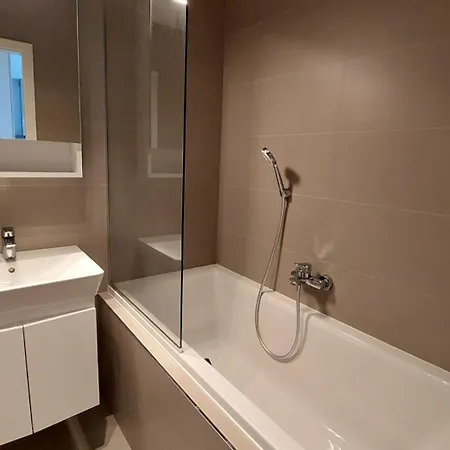 Iman With Privat Garage Parking Free, 5 Minute Walk To The Center